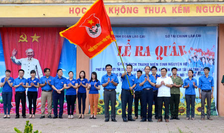 Nguyễn Hữu Thể, Phó Chủ tịch UBND tỉnh trao ngọn cờ của Đoàn cho Tuổi trẻ Lào Cai trong giờ xuất quân